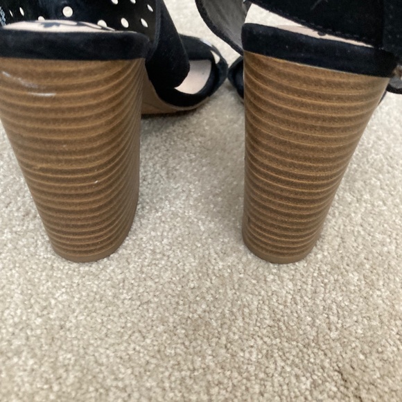 Fergalicious women's size 9 1/2 grommeted sandals. - Picture 7 of 10